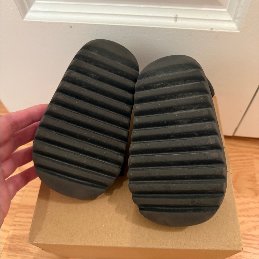 Yeezy Slides - Picture 8 of 9